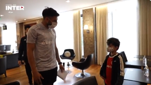 Barrado no Morumbi: Inter divulga vídeo da visita do pequeno torcedor João à concentração do time em São Paulo João