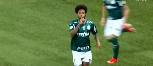 Ex-Inter, Luiz Adriano faz gol, manda palmeirenses se calarem e revolta torcida: "Quem ele pensa que é?" Luiz Adriano