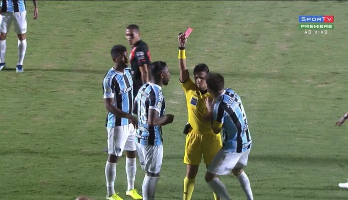 Pênalti, expulsão e derrota fazem torcida do Grêmio se irritar com Paulo Miranda; Mancini também é criticado na web Paulo Miranda