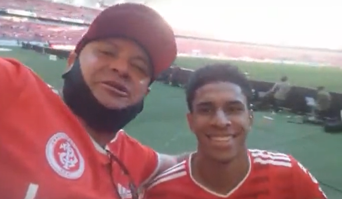 "Joga mais que o Moisés, mas o treinador...": torcedor pede foto, elogia e arranca até sorriso de Paulo Victor no Beira-Rio Paulo Victor