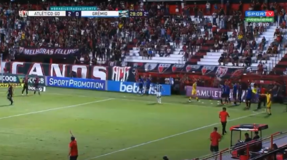 Torcida do Atlético-GO curte vitória sobre o Grêmio com gritos de "olé" e "arerê, vai jogar a Série B"; confira Atlético-go