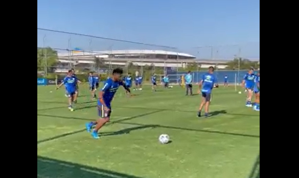 Recuperado de lesão, Borja abusa de efeito, faz golaço em treinamento do Grêmio e pede para ver; assista Borja