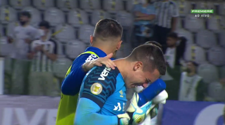Após derrota, Rafinha leva vermelho por confusão com gandula, e Brenno deixa o campo chorando rumo ao vestiário Brenno