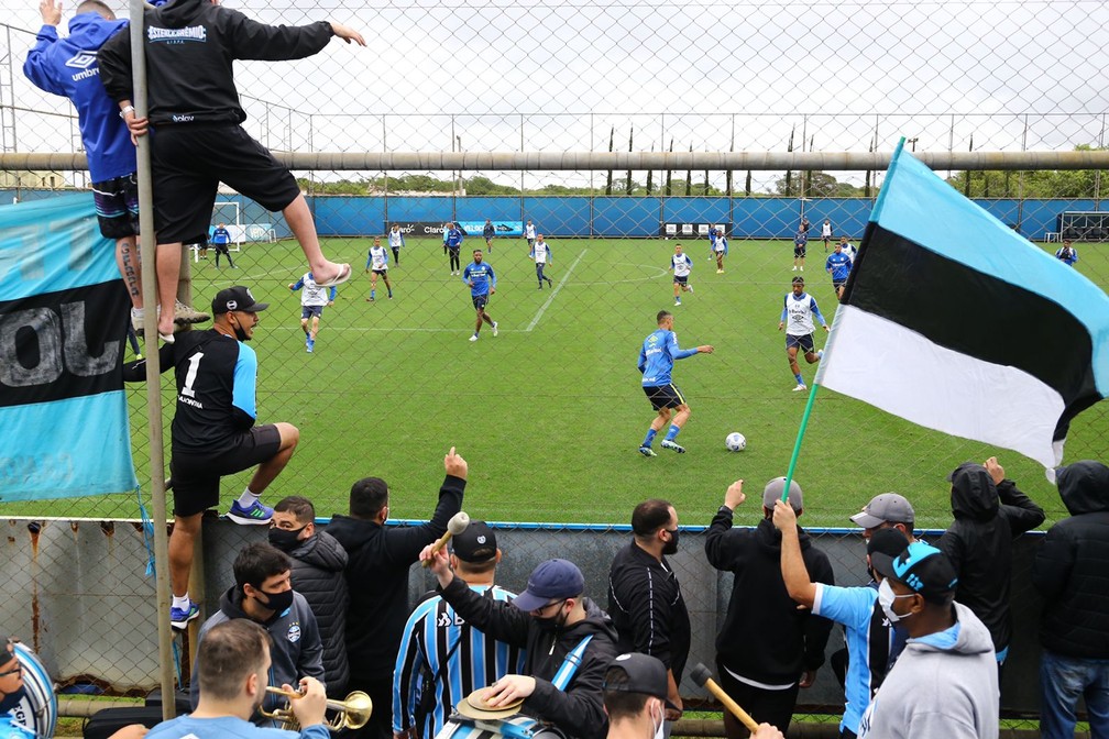 Grêmio divulga relacionados para a estreia de Mancini e tem apoio da torcida no treino para "selar a paz" Grêmio