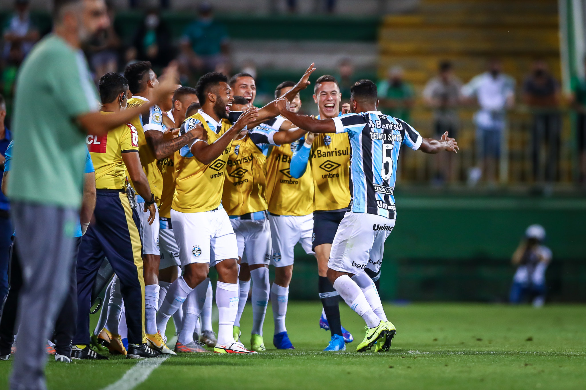 Grêmio volta a vencer fora de casa, encaixa duas vitórias seguidas e vê luz no fim do túnel: "Seguir trabalhando firme" Grêmio