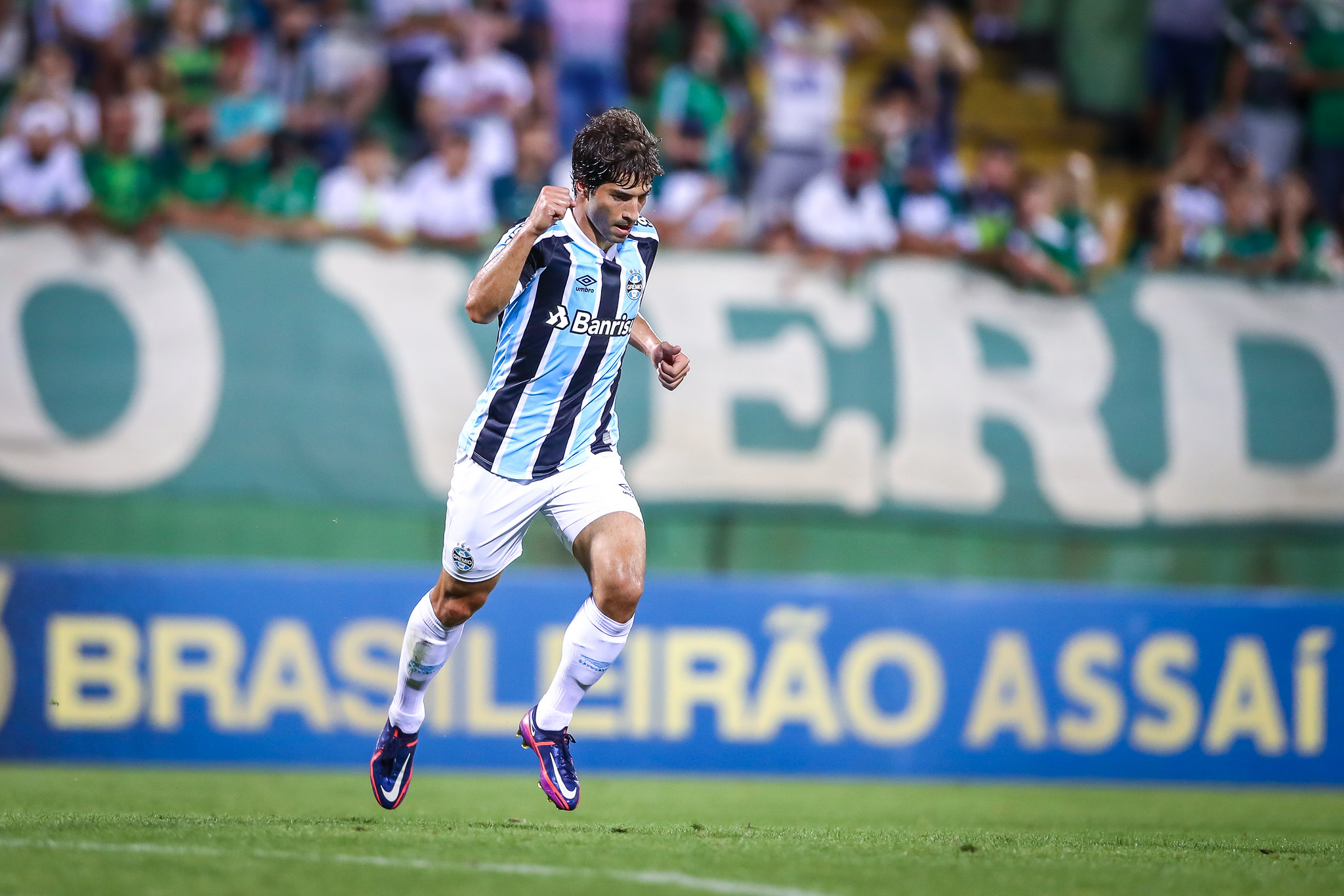Ex-presidente do Grêmio destaca atuações de Lucas Silva e de "novo" titular de Mancini: "Ele se adaptou perfeitamente" Grêmio