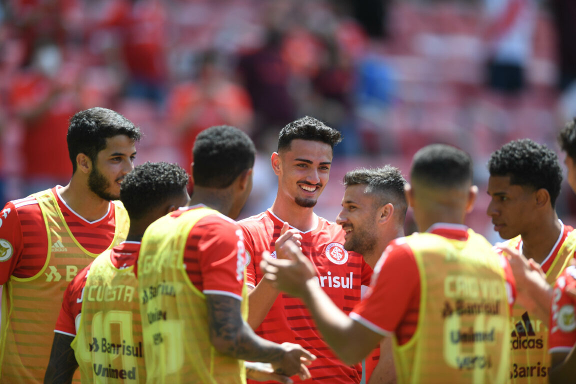 Centroavante do Inter participa do Gre-Nal, provoca o Grêmio e pega voo de madrugada para ajudar time sub-20 ir à final Cadorini