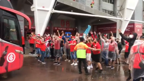 Caixão azul, "B" e apoio na chuva: como foi a chegada da delegação do Inter para o Gre-Nal no Beira-Rio Inter