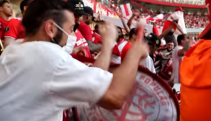 Cartolouco assiste Gre-Nal no meio da torcida do Inter e leva enquadrada de colorados: "Jogo mais louco da vida" Cartolouco