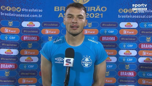 Após vitória na Arena Condá, zagueiro do Grêmio tira onda com "troca de nome" do goleiro Gabriel Chapecó Grêmio