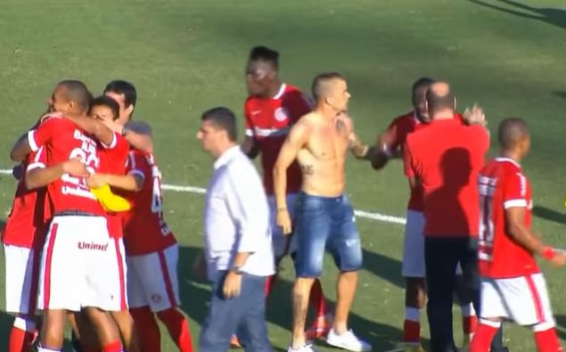 Ex-presidente do Inter relembra clima hostil contra D'Alessandro em jogo tenso diante do Figueirense em 2014: "Ele não era de aceitar" D'Alessandro
