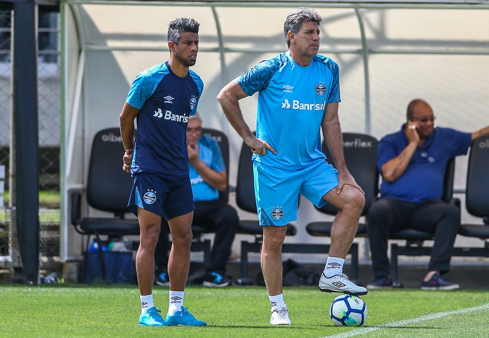 Após visitar o Grêmio, Léo Moura fala da volta de Renato e vê clube em bom caminho: "Já vimos um outro time" Grêmio