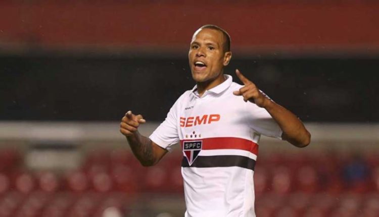 Luís Fabiano cita ex-zagueiro do Inter como o mais "engraçado" que enfrentou na carreira: "Passava o jogo todo me elogiando" Luís Fabiano