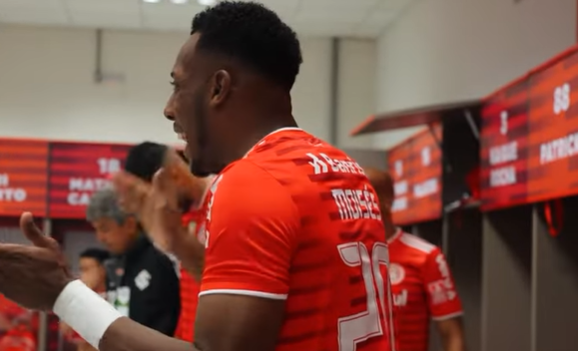 Moisés fala em "afundar os caras" e Taison dedica vitória a Dourado: Inter divulga bastidores do Gre-Nal Moisés