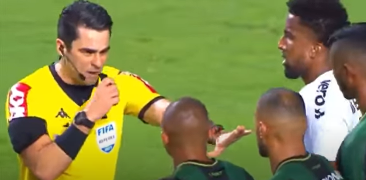 Irritado por pênalti não dado, dirigente do Grêmio revela conversa com o árbitro no intervalo da derrota em BH Pênalti