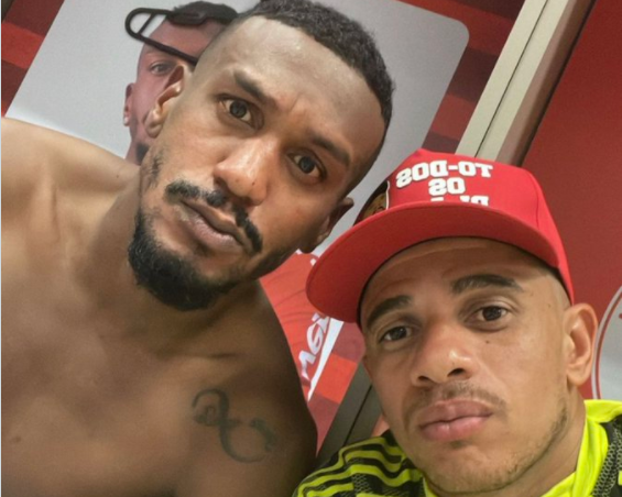 Fora do jogo, Taison aparece no vestiário com boné "todos os dias" e dá moral para Edenilson: "Vou defender sempre" Taison