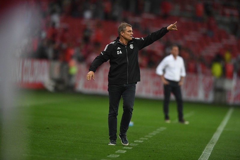 Aguirre revela que Moisés queria ir para o "sacrifício", rasga elogios a Lomba e vê Inter fortalecido após vitória no Gre-Nal Aguirre