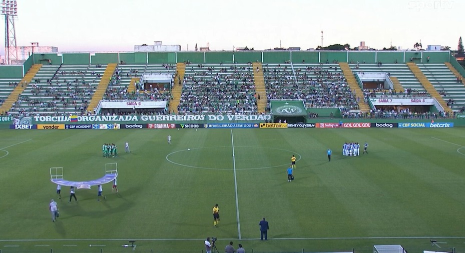 Torcida do Grêmio marca presença na Arena Condá com camisas da Chape e até "corneta" Mancini, diz repórter Chapecoense