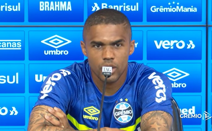 Douglas Costa cita sonho do pai, mira "vitória mais importante" e ressalta peso do Gre-Nal: "Pode reverter muita coisa" Douglas Costa
