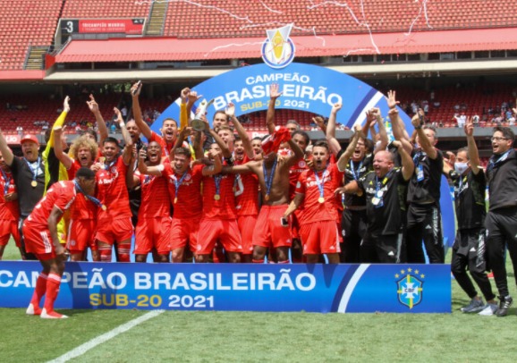 Meia do elenco principal do Inter vibra com título da base e solta corneta: "Teve treinador que pulou da barca" Inter