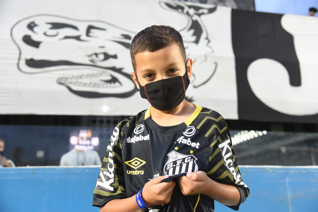 Zagueiro do Grêmio promete dar camisa do clube ao pequeno santista hostilizado na Vila Belmiro: "Pode anotar" Santos
