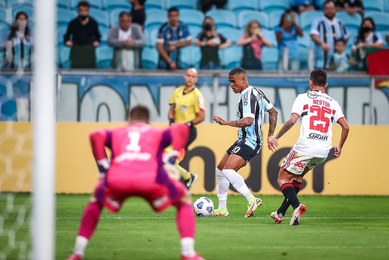 Para jornalista, Douglas Costa tem "obrigação moral" de ir com o Grêmio para SP; súmula explica cartão amarelo Douglas Costa