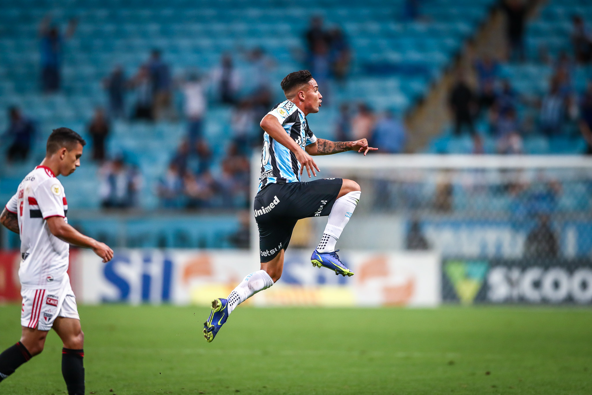 "Já vi muitos estádios, já participei de 11 Copas do Mundo...": a narração de Pedro Ernesto no golaço de Jhonata Robert na Arena Grêmio