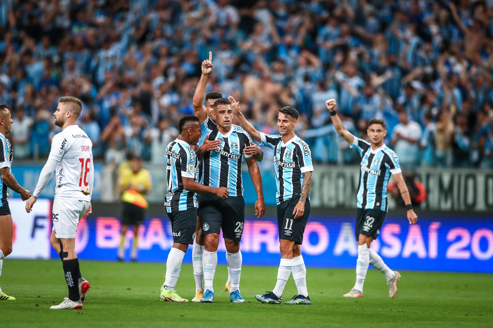 Com o objetivo de ter 28 atletas no elenco, saiba quais as três posições que o Grêmio ainda busca no mercado 51736464926_e4166c9daa_k