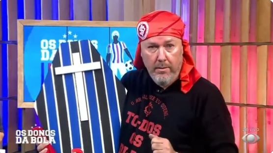 Baldasso entra ao vivo em programa cantando nomes de times da Série B segurando caixão do Grêmio: "É do Patrick?" Baldasso