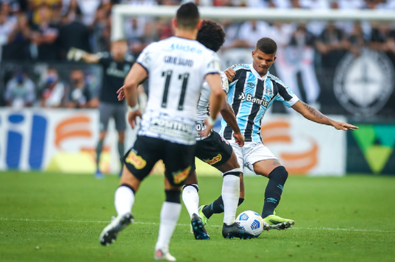 Vestiário do Grêmio após empate contra o Corinthians tem tensão, discussão e demora para dar explicações Grêmio