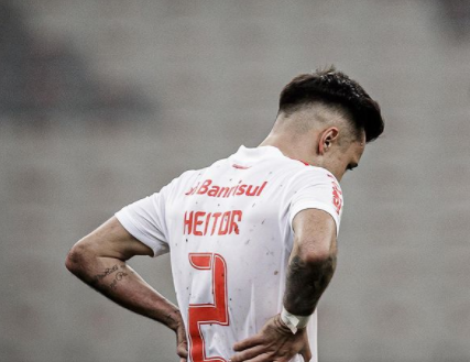 Na web: zagueiro do Inter provoca Grêmio por rebaixamento, e Heitor faz postagem admitindo temporada ruim Heitor
