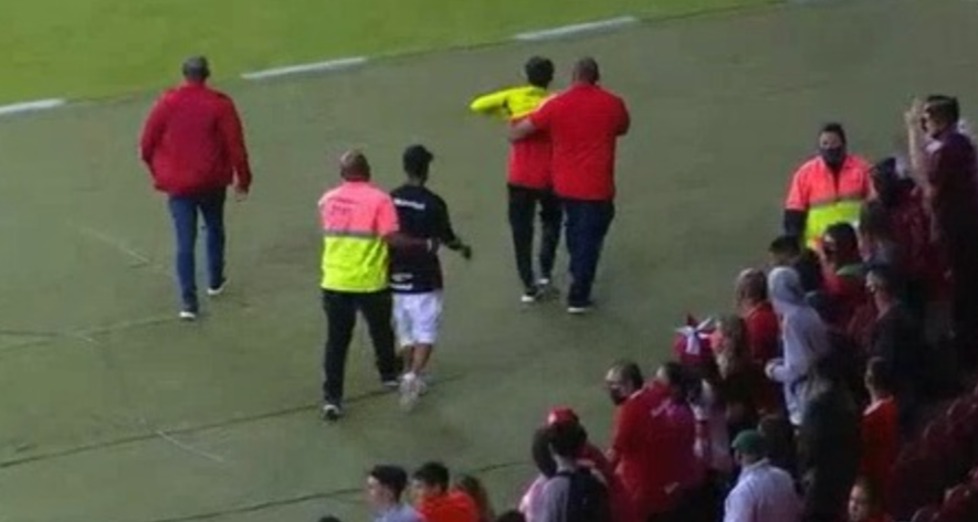 Longe da Libertadores, Inter escuta "time sem vergonha" após nova derrota; torcedores são retirados após tentativa de invasão Inter