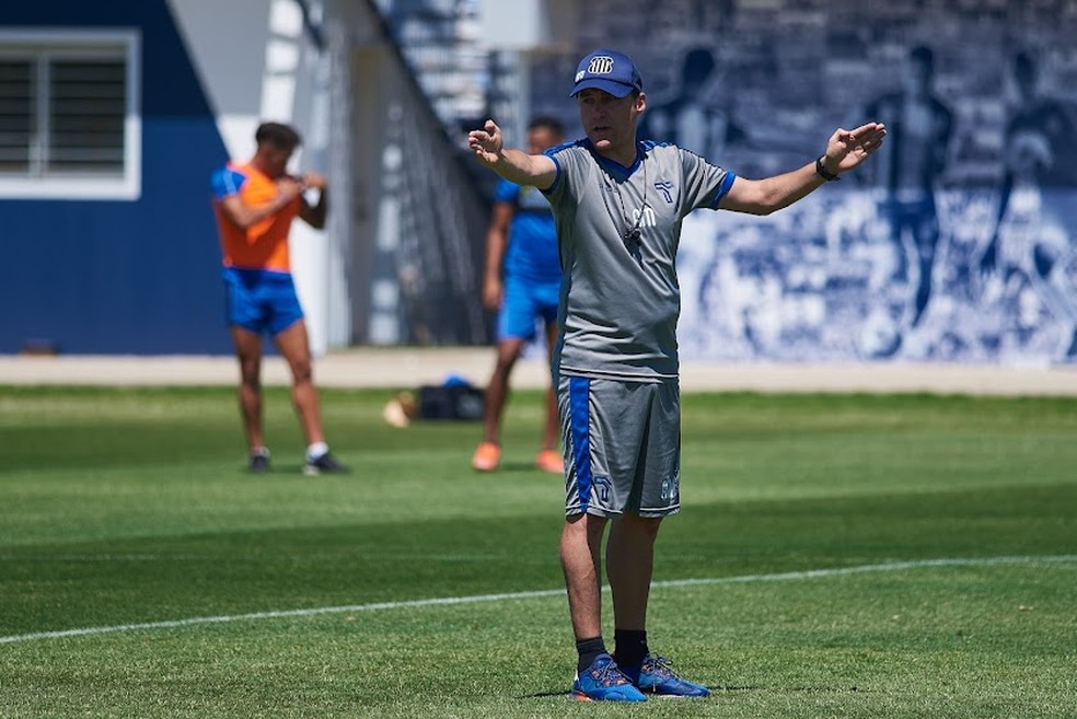 Dirigente do Inter ironiza críticas da imprensa por demora no anúncio do novo treinador: "Sim, somos amadores" Medina