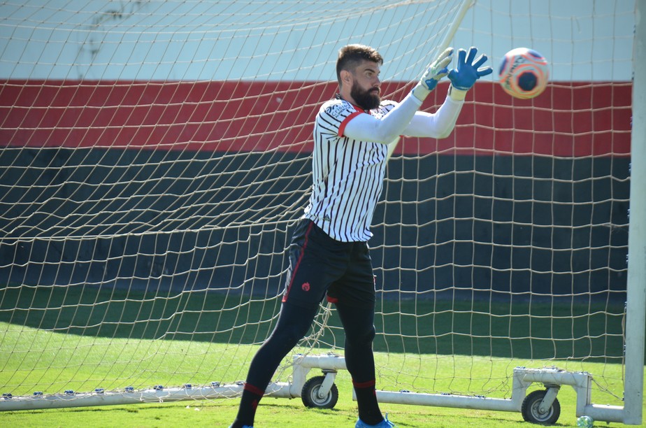 Grêmio descarta contratar Fernando Miguel e cita posição que está buscando "desesperadamente" no mercado Fernando Miguel