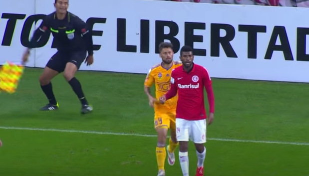 "Peguei pelo pescoço": Sobis revela artimanha usada para "ligar" Tigres contra o Inter na semi da Libertadores no Beira-Rio Sobis