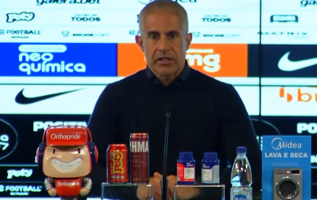 Jogou para rebaixar o Grêmio? Sylvinho se irrita com pergunta após derrota do Corinthians: "Tu está sendo leviano" Sylvinho