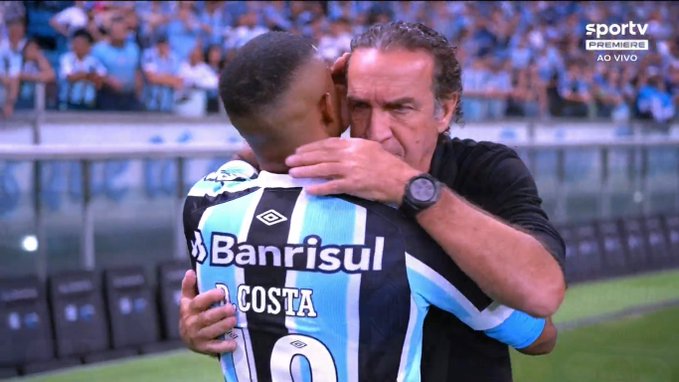 Vai sair do Grêmio? Abraço e conversa ao pé do ouvido de Douglas Costa com Cuca reforçam rumores sobre 2022 Douglas Costa