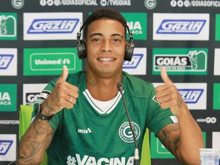 Após mirar em dois volantes, Inter agenda reunião para negociar com atacante Alef Manga, destaque do Goiás Manga