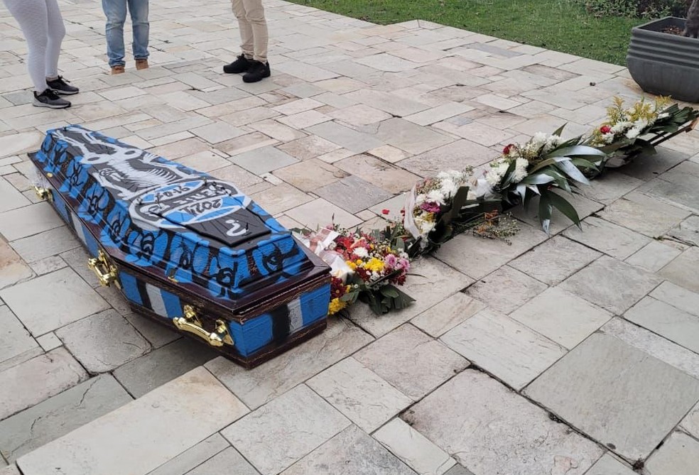 Vídeo mostra foguetório em frente ao hotel do Grêmio, e torcida do Corinthians deixa caixão e coroa de flores simulando enterro Grêmio
