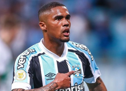 De saída do Grêmio, Douglas Costa faz postagem "de boa" e ganha comentários de colegas do clube Douglas Costa
