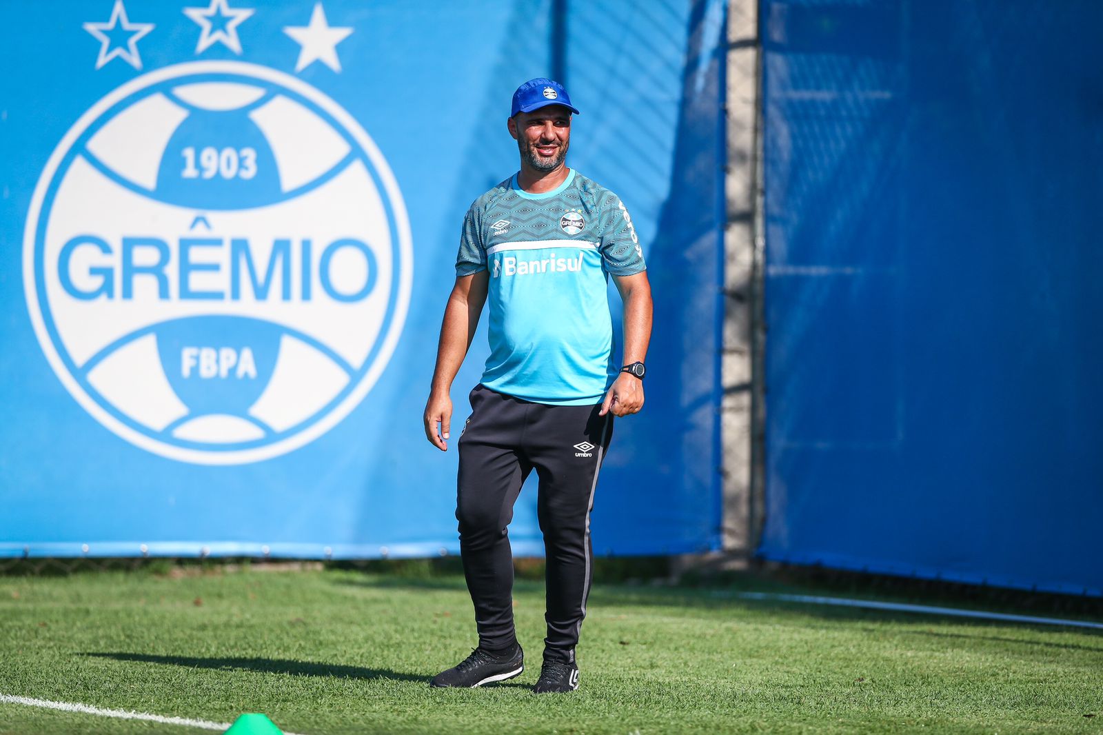 Preparador físico do Grêmio elogia dedicação de Douglas Costa, deixa alerta a Diego Souza e promete time intenso Preparador