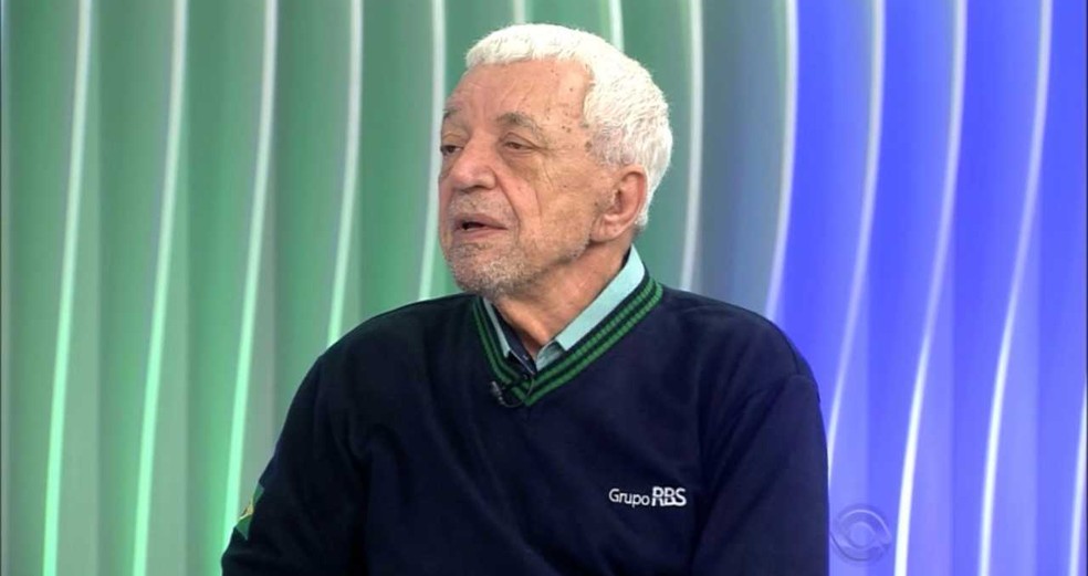 "Atirei no chão": ex-técnico de Inter e Grêmio admite ter dado "bocha" em Paulo Sant'Ana dentro de estúdio e no ar Sant'Ana