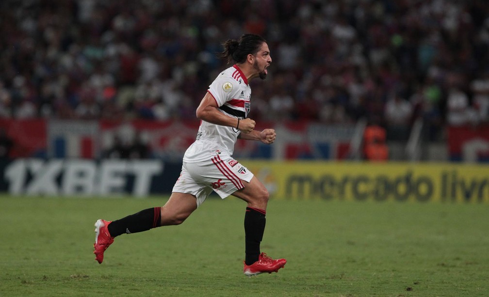 Mercado gremista: direção explica o que falta para a chegada de Benítez e Santos tenta contratar lateral do Grêmio Benítez