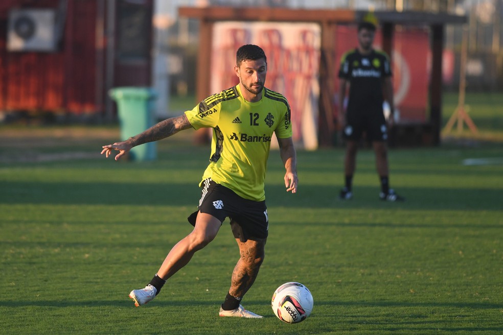 Últimas do Inter: jogador tendo conversa particular com Mano e Boschilia fora da lista de relacionados Boschilia