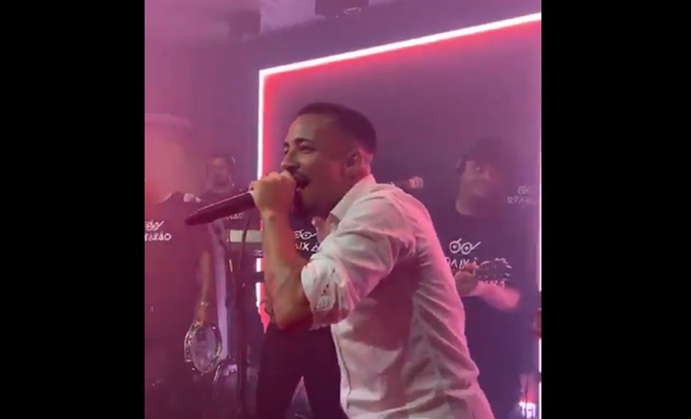 Heitor puxa o coro, e "Arerê" se faz presente na festa de casamento do zagueiro Víctor Cuesta; veja vídeos Heitor