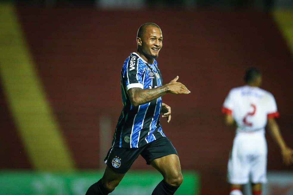 Fora do Grêmio, Léo Pereira encaminha acerto com clube da Série A e já recebe elogios do novo treinador Léo Pereira