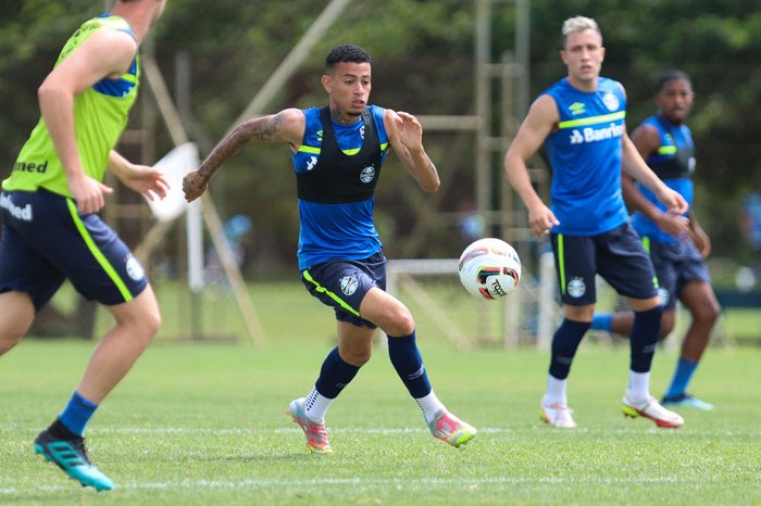 Após encaminhar situação de Jean Pyerre, Grêmio mantém saídas e deverá ceder outro meia ao futebol europeu Patrick
