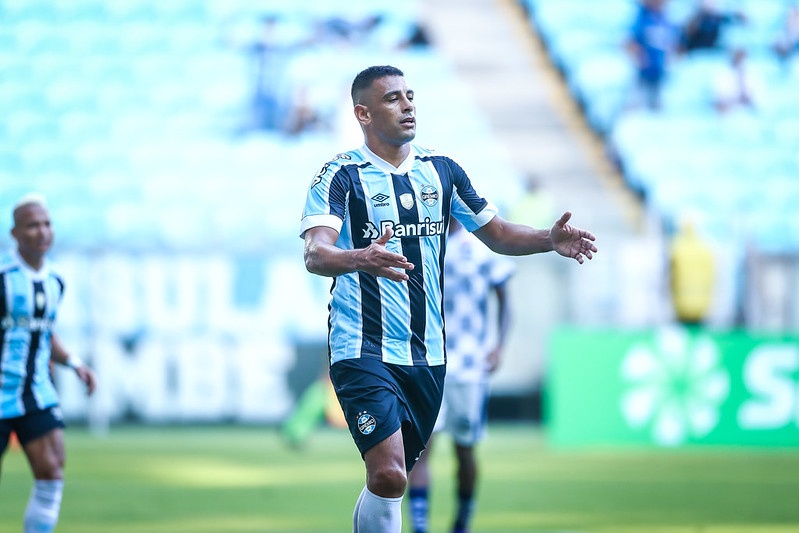 Para comentarista, Roger tem responsabilidade nas atuações discretas de Diego Souza: "Jogando retrancado" Diego Souza