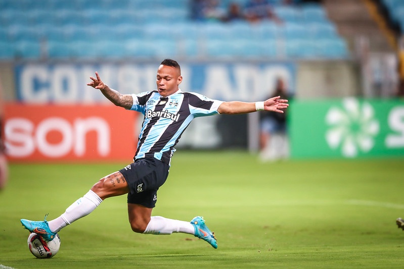 Apesar do gol, comentarista avalia que Janderson tem características que podem o levar a ser o "novo Alisson" do Grêmio Janderson