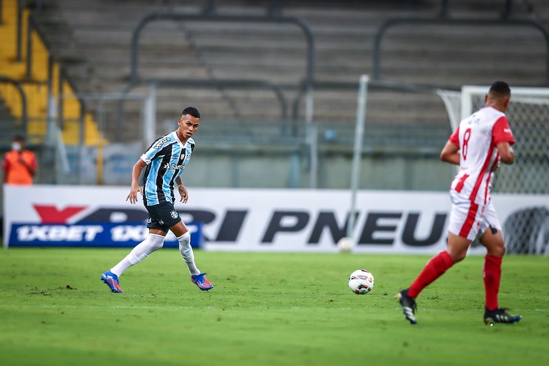Após negociação frustrada e polêmica, jovem volante toma atitude e pede para jogar no Grêmio Fernando Henrique